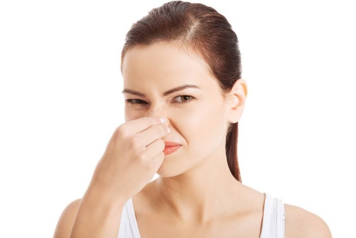 Qué causa la mucosidad maloliente en la nariz