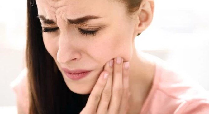 causas dolor diente lleno