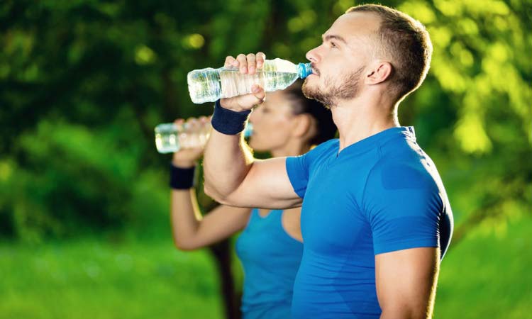 cuanto deberia beber agua diariamente