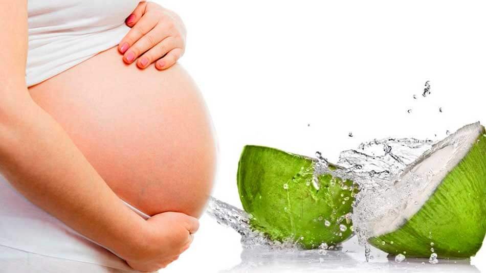 beber-agua-de-coco-durante-el-embarazo