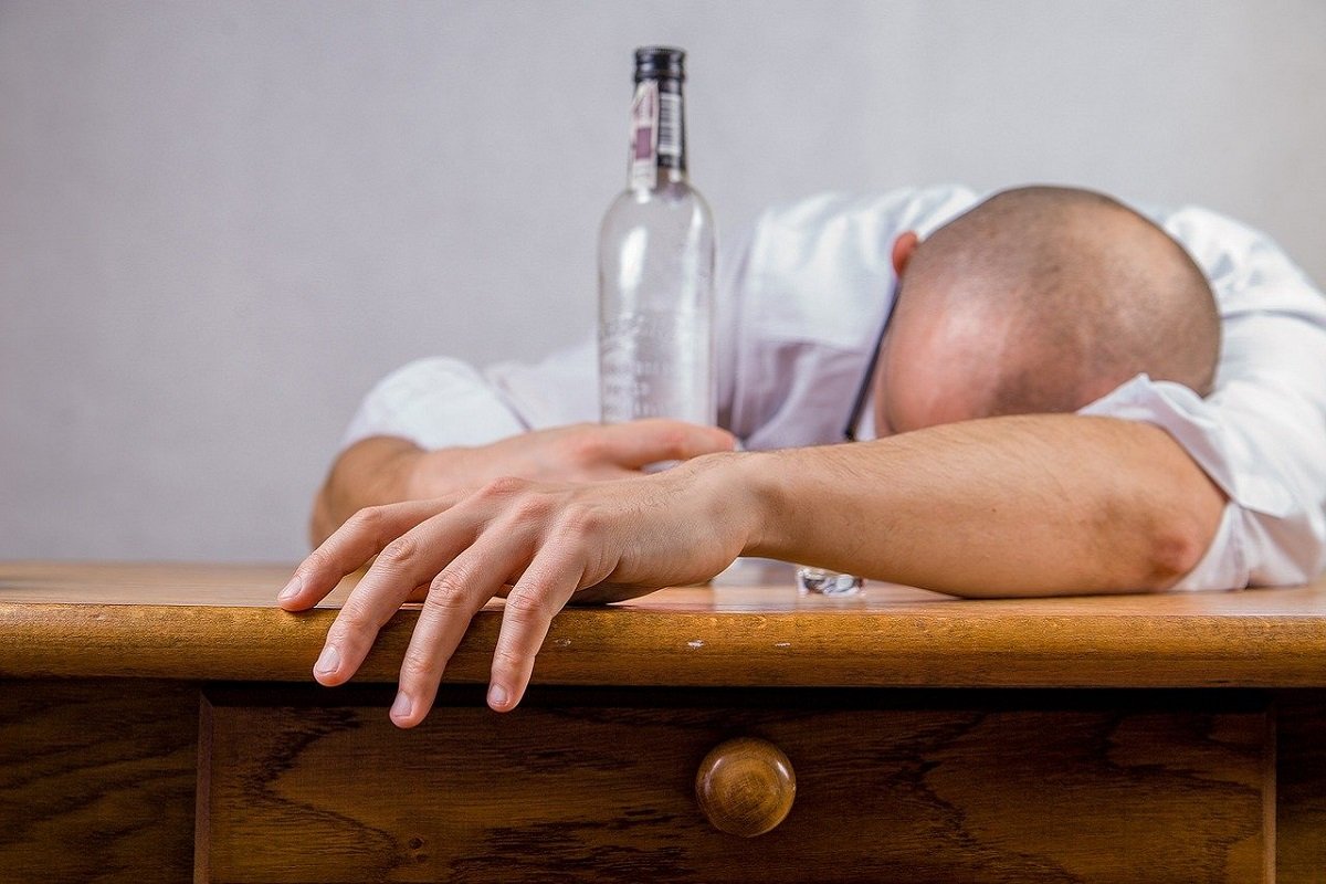 adiccion-al-alcohol-sintomas-etapas-efectos-tratamiento